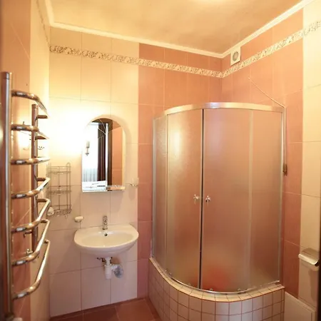 в центрі трускавця 3*